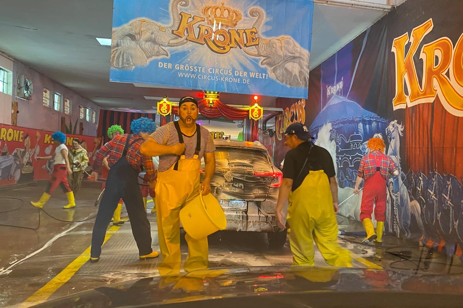 Die Clowns bei der Arbeit: Hier bekommt man ein sauberes Auto und eine Zirkus-Show.