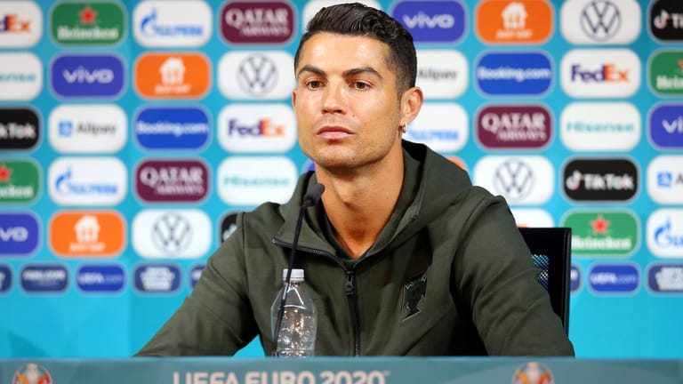 Cristiano Ronaldo: Portugals Superstar entfernte vor Beginn der Pressekonferenz die Flaschen des EM-Sponsors Coca-Cola.