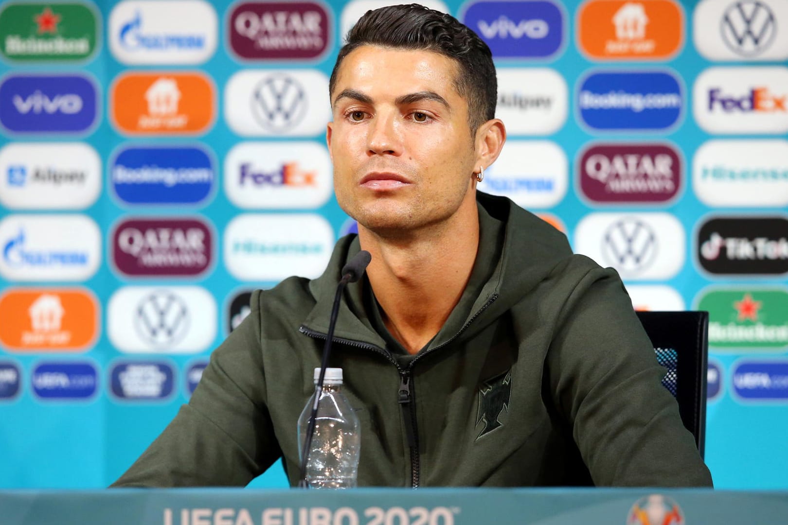 Cristiano Ronaldo: Portugals Superstar entfernte vor Beginn der Pressekonferenz die Flaschen des EM-Sponsors Coca-Cola.