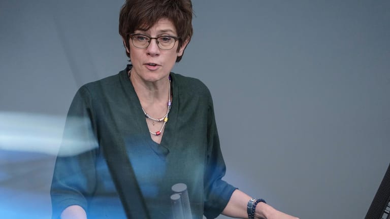 Annegret Kramp-Karrenbauer, Verteidigungsministerin: Die über 60 Maßnahmen zur Reform des KSK greifen, laut der Verteidigungsministerin.