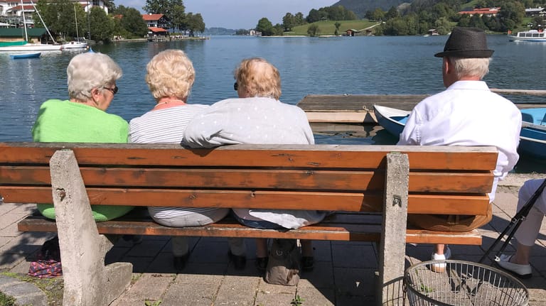 Rentner auf einer Bank am Tegernsee: Geht es nach der CDU, könnten die Abschläge bei einem vorzeitigen Renteneintritt steigen (Symbolfoto).