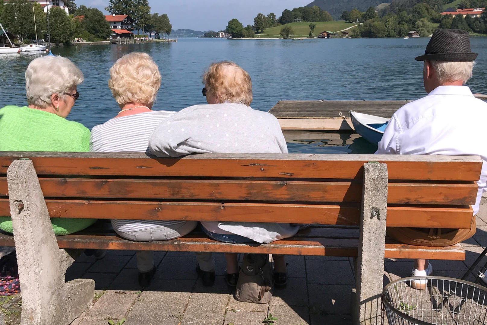 Rentner auf einer Bank am Tegernsee: Geht es nach der CDU, könnten die Abschläge bei einem vorzeitigen Renteneintritt steigen (Symbolfoto).