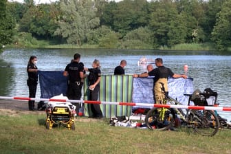 Polizei und Rettungskräfte bei der Unglücksstelle im Achterdieksee in Bremen: Dort ertrank ein 15-Jähriger.