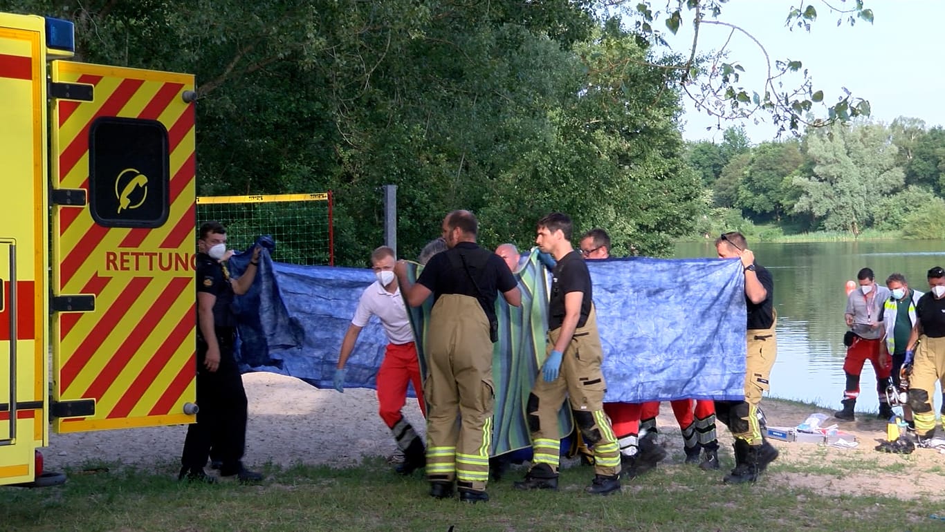 Rettungskräfte bringen den 15-Jährigen zum Krankenwagen: Den Einsatz beobachteten zahlreiche Schaulustige.