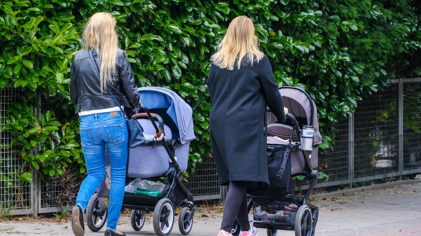 Mütter fahren ihre Kinder in Düsseldorf spazieren: Die Geburtenrate im März ist in Deutschland deutlich angestiegen (Symbolfoto).