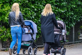 Mütter fahren ihre Kinder in Düsseldorf spazieren: Die Geburtenrate im März ist in Deutschland deutlich angestiegen (Symbolfoto).