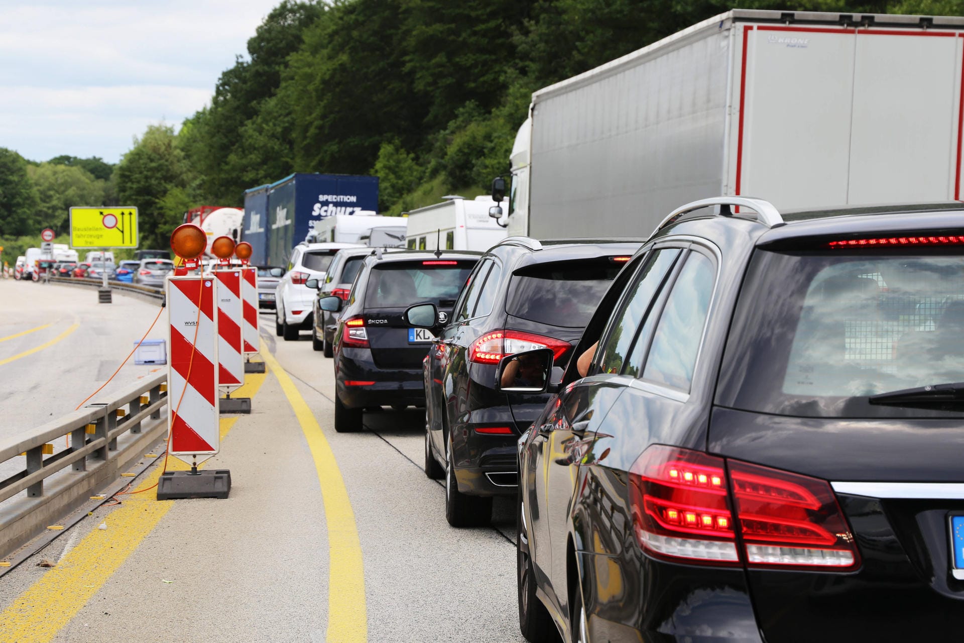 Stau: Viele Autobahnbaustellen können den Verkehr ausbremsen.