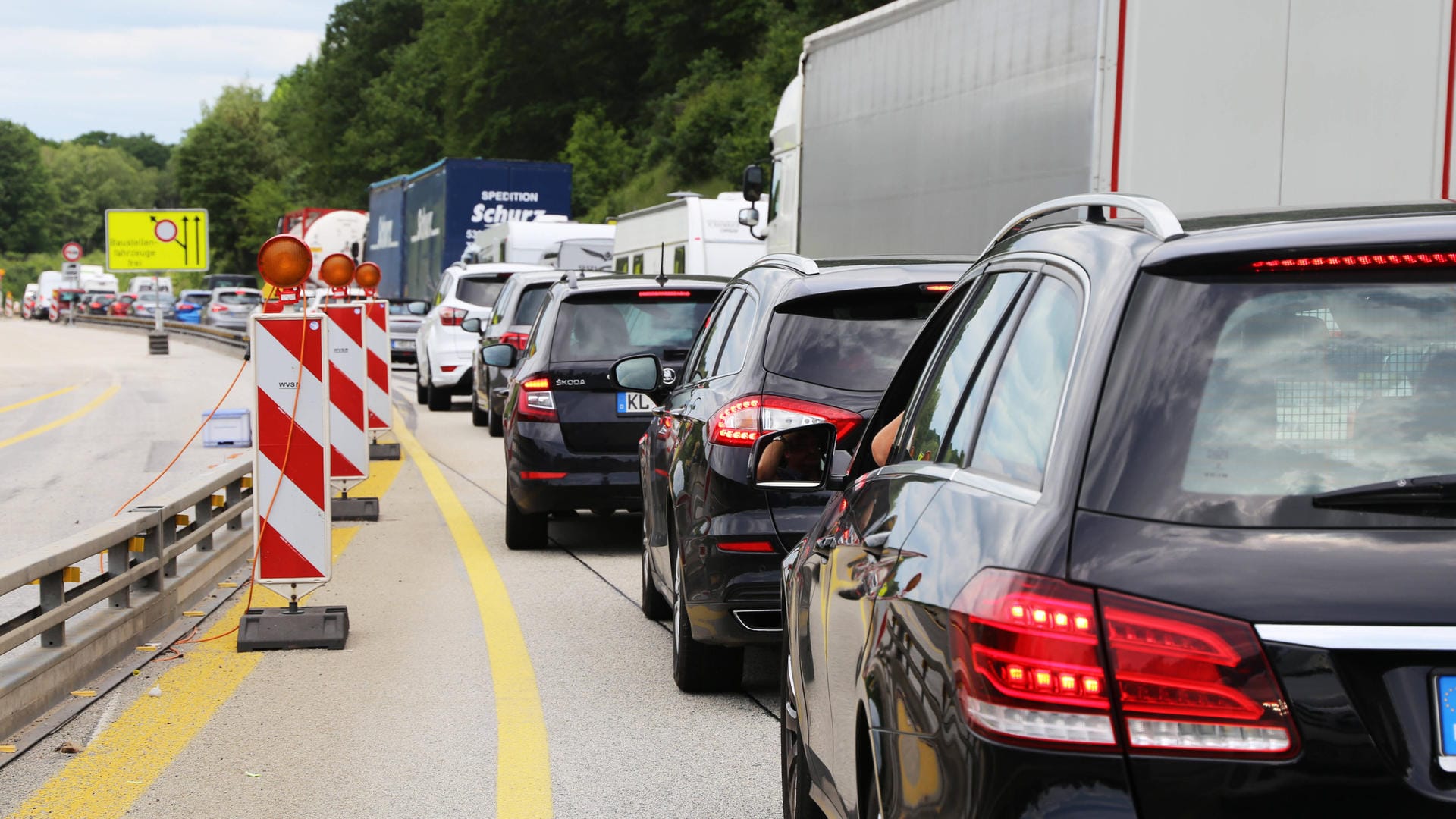 Stau: Viele Autobahnbaustellen können den Verkehr ausbremsen.