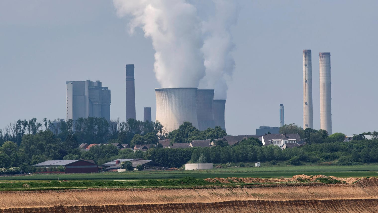 Ein Braunkohle-Kraftwerk (Symbolbild): Besonders Energie verteuerte sich – auch wegen des CO2-Preises.