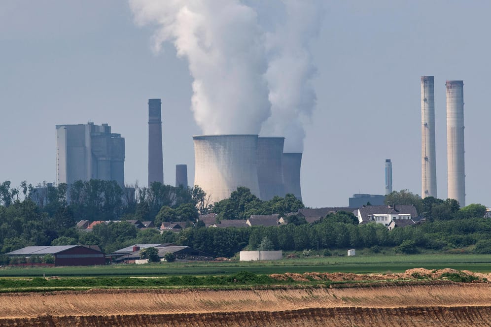 Ein Braunkohle-Kraftwerk (Symbolbild): Besonders Energie verteuerte sich – auch wegen des CO2-Preises.