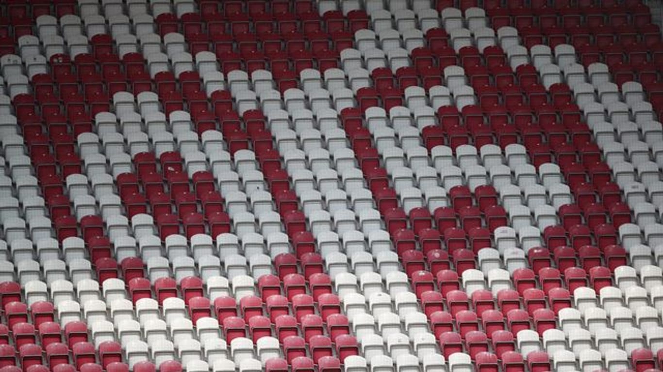 Das Logo von Mainz 05 ist auf den Rängen im Stadion zu sehen (Archivbild): Die fehlenden Einnahmen aus dem Ticketing- und dem Hospitality-Bereich bei den Heimspielen ohne Fans setzen dem FSV zu.