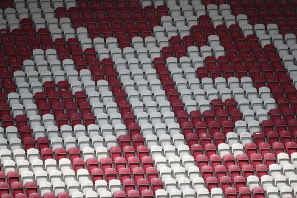 Das Logo von Mainz 05 ist auf den Rängen im Stadion zu sehen (Archivbild): Die fehlenden Einnahmen aus dem Ticketing- und dem Hospitality-Bereich bei den Heimspielen ohne Fans setzen dem FSV zu.