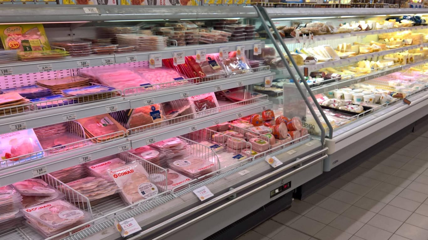 Wursttheke im Supermarkt: Schon der vorherige Landwirtschaftsminister Christian Schmidt hatte die Pläne für ein Tierwohl-Label nicht abgeschlossen (Symbolbild).