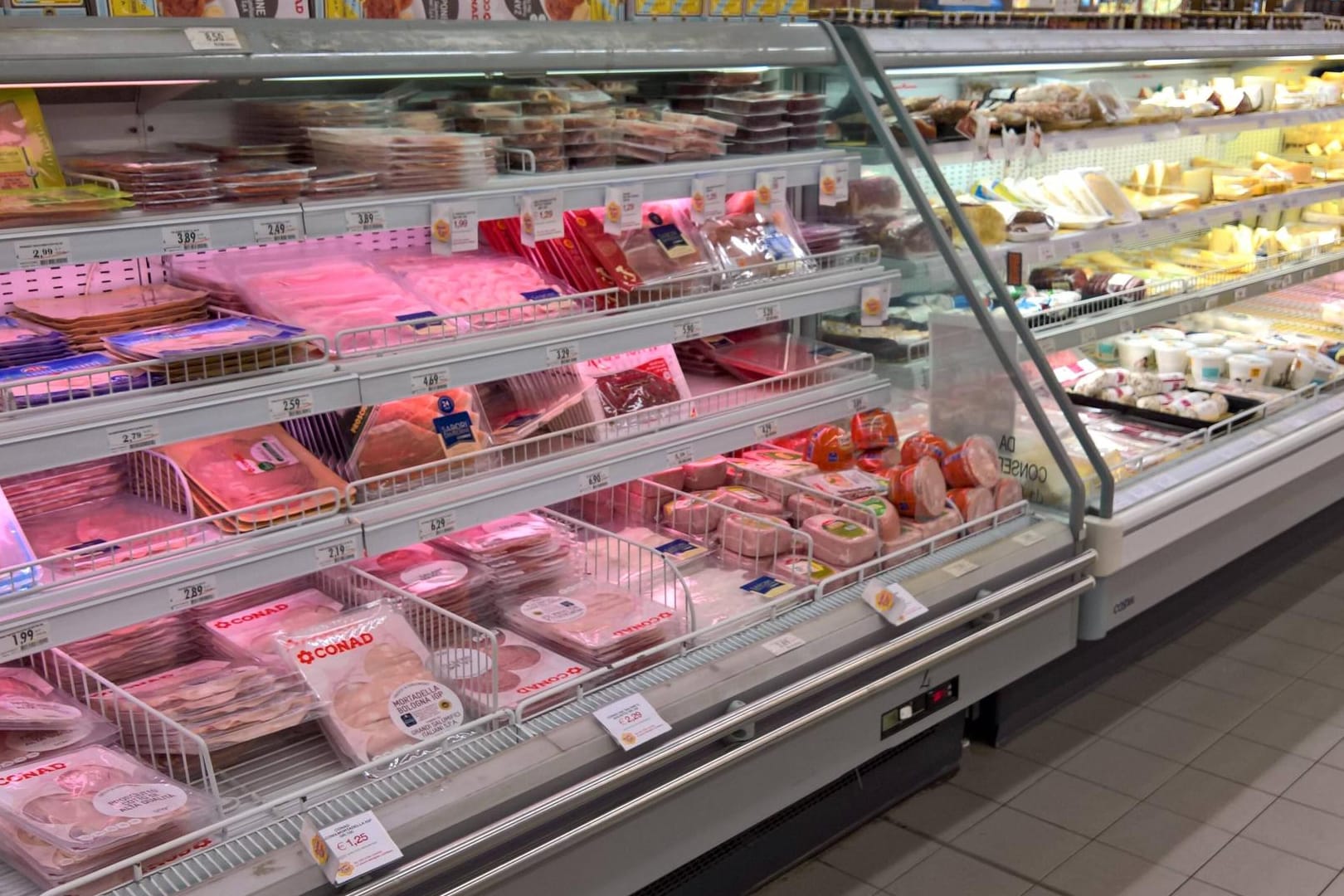 Wursttheke im Supermarkt: Schon der vorherige Landwirtschaftsminister Christian Schmidt hatte die Pläne für ein Tierwohl-Label nicht abgeschlossen (Symbolbild).