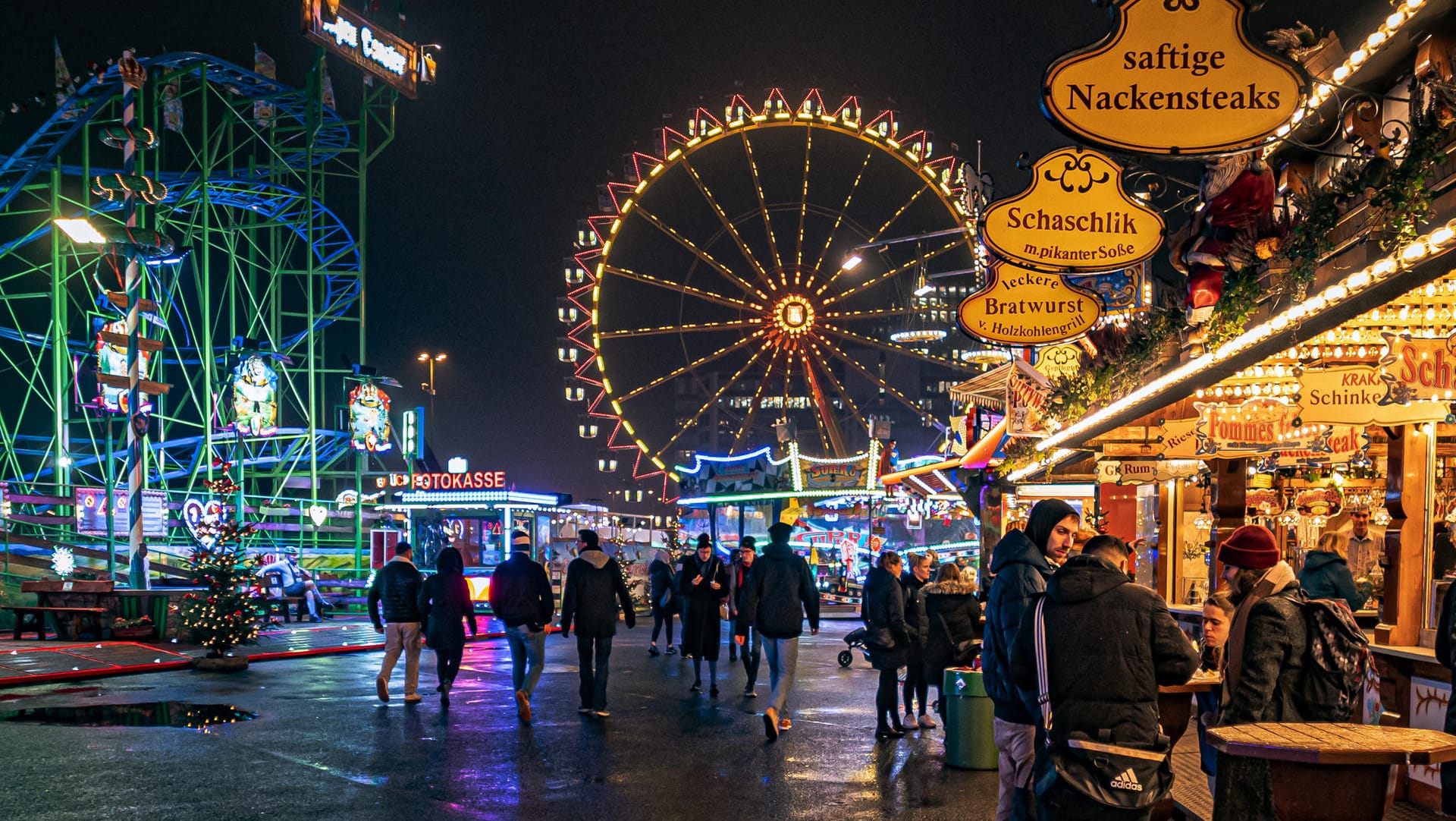 Besucher beim Hamburger Dom (Symbolbild): Nach eineinhalb Jahren Stille kehrt das Volksfest Ende Juli nach Hamburg zurück. Besucher beim Hamburger Dom (Symbolbild): Nach eineinhalb Jahren Stille kehrt das Volksfest Ende Juli nach Hamburg zurück.