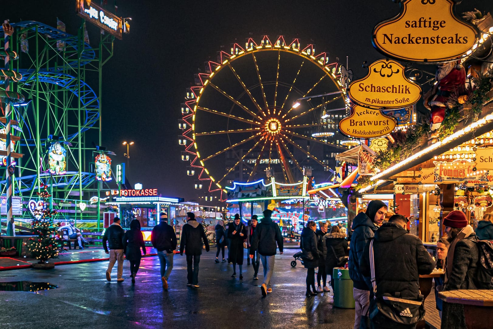 Besucher beim Hamburger Dom (Symbolbild): Nach eineinhalb Jahren Stille kehrt das Volksfest Ende Juli nach Hamburg zurück.