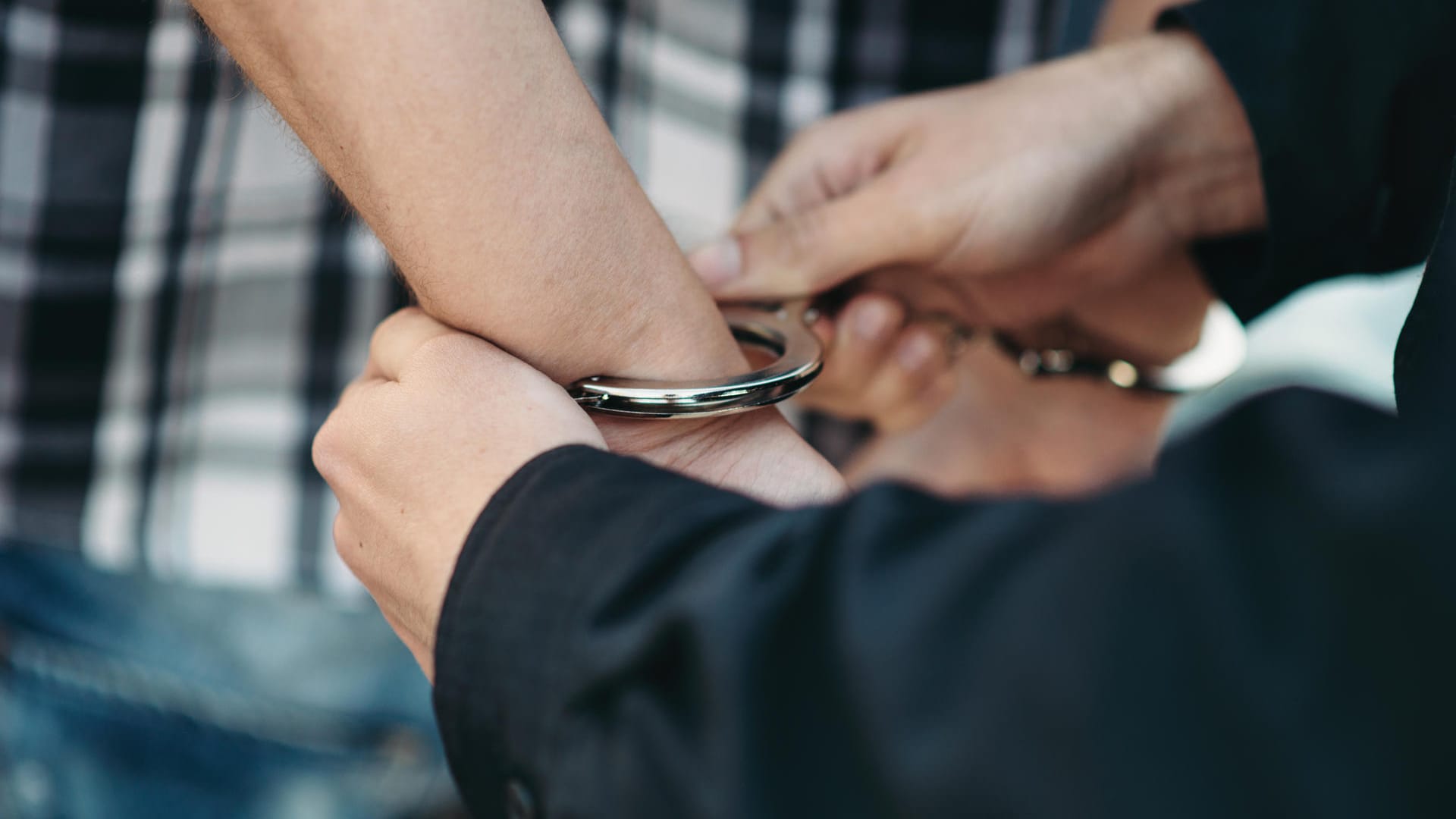 Ein Polizist legt einem Mann Handschellen an (Symbolbild): Ein Tatverdächtiger wurde festgenommen. Ein Polizist legt einem Mann Handschellen an (Symbolbild): Ein Tatverdächtiger wurde festgenommen.