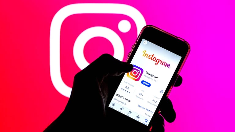 Handy mit Instagram-App: Betrüger versuchen Accounts zu stehlen. Unser Autor deckt die Masche auf