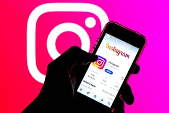 Handy mit Instagram-App: Betrüger versuchen Accounts zu stehlen. Unser Autor deckt die Masche auf