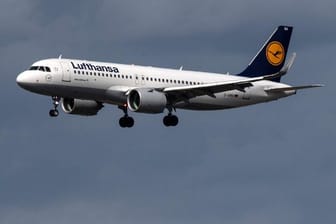 Eine Maschine der Lufthansa im Landeanflug (Symbolbild): Das Unternehmen will nach Corona durchstarten.