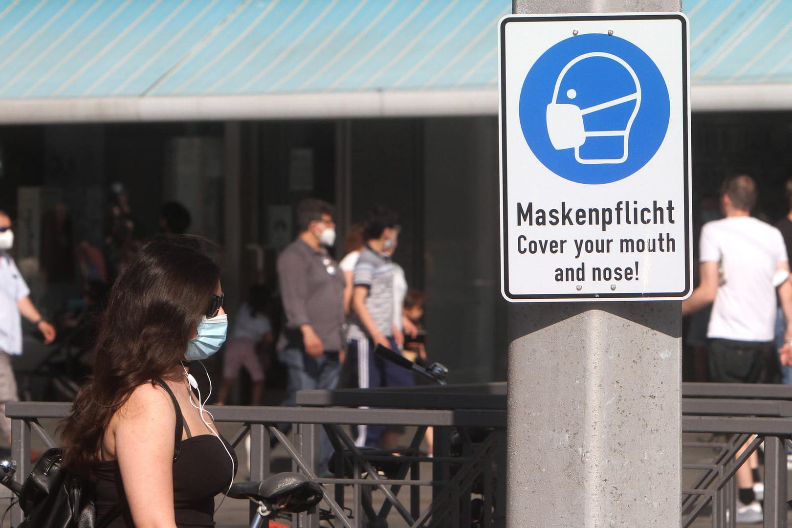 Maskenpflicht: Nach den Alltagsmasken aus Stoff kamen medizinische Masken mit einer besseren Schutzwirkung.