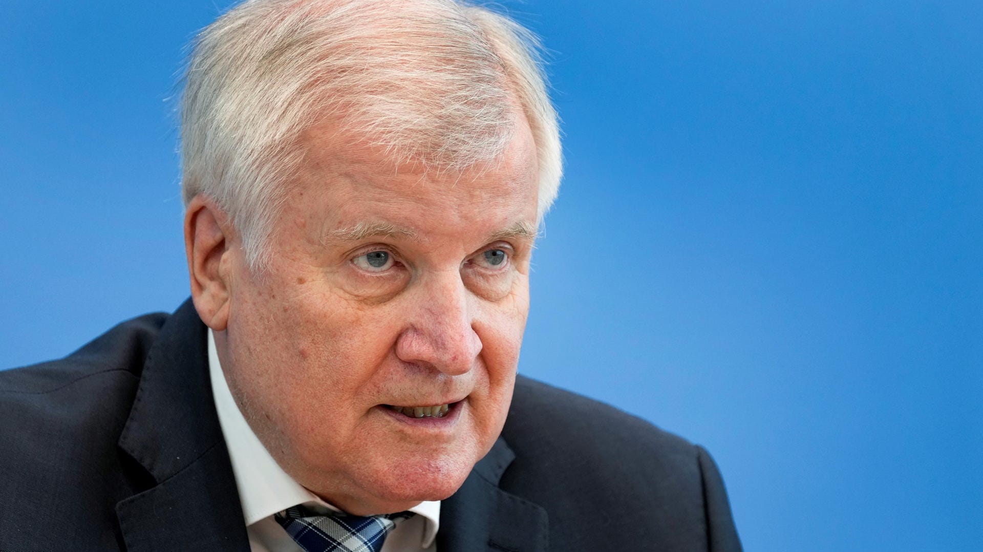 Horst Seehofer bei der Vorstellung des Verfassungsschutzbericht: Der Bundesinnenminister macht sich wegen der steigenden Zahl an Rechtsextremisten Sorgen.