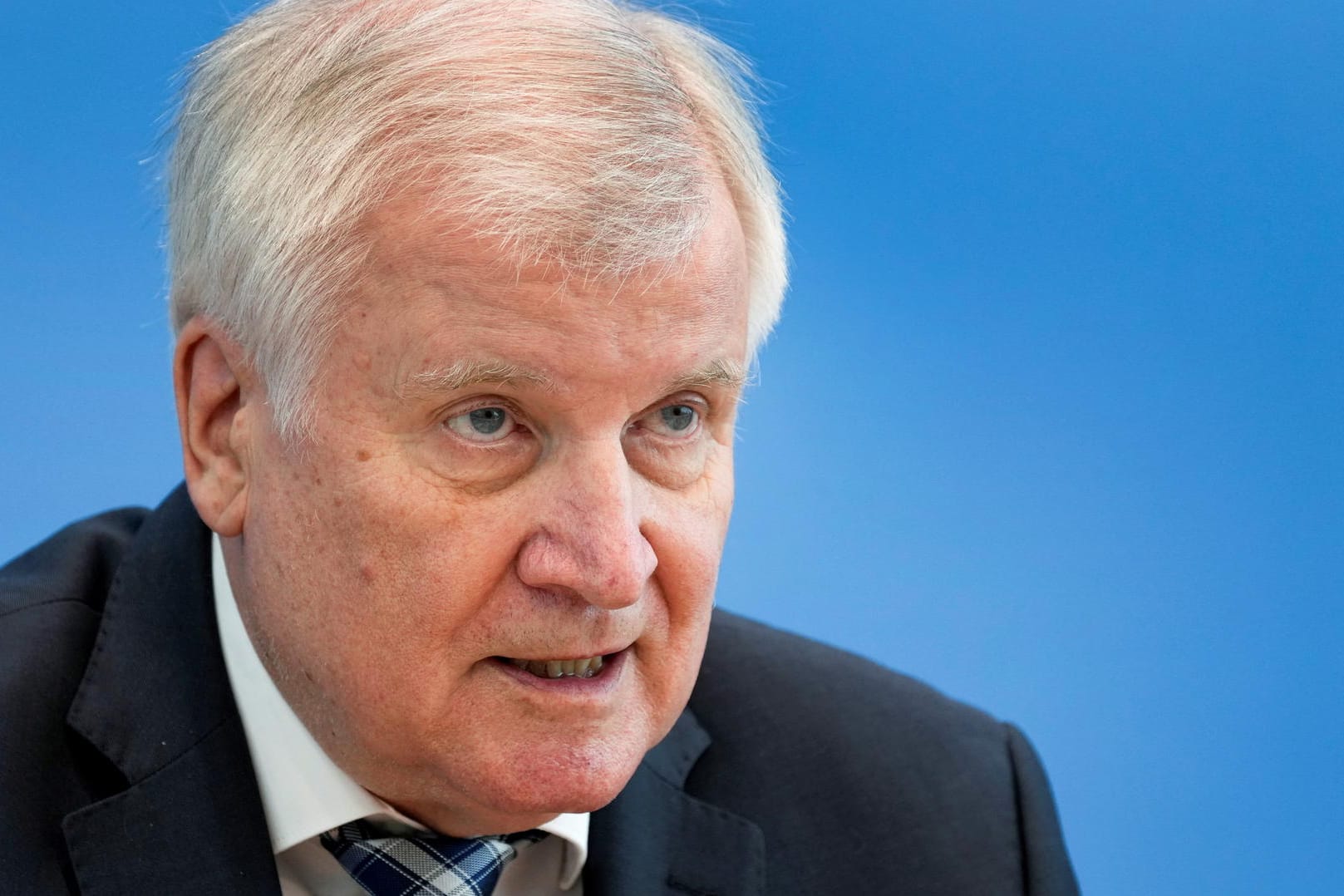 Horst Seehofer bei der Vorstellung des Verfassungsschutzbericht: Der Bundesinnenminister macht sich wegen der steigenden Zahl an Rechtsextremisten Sorgen.