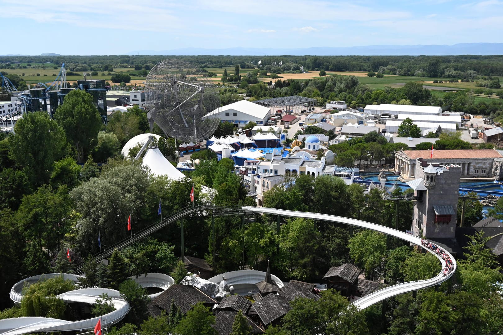 Europa-Park: In der Nähe des Freizeit- und Themenparks soll eine neue Attraktion entstehen, die Fahrgeschäft und Restaurant in einem ist.