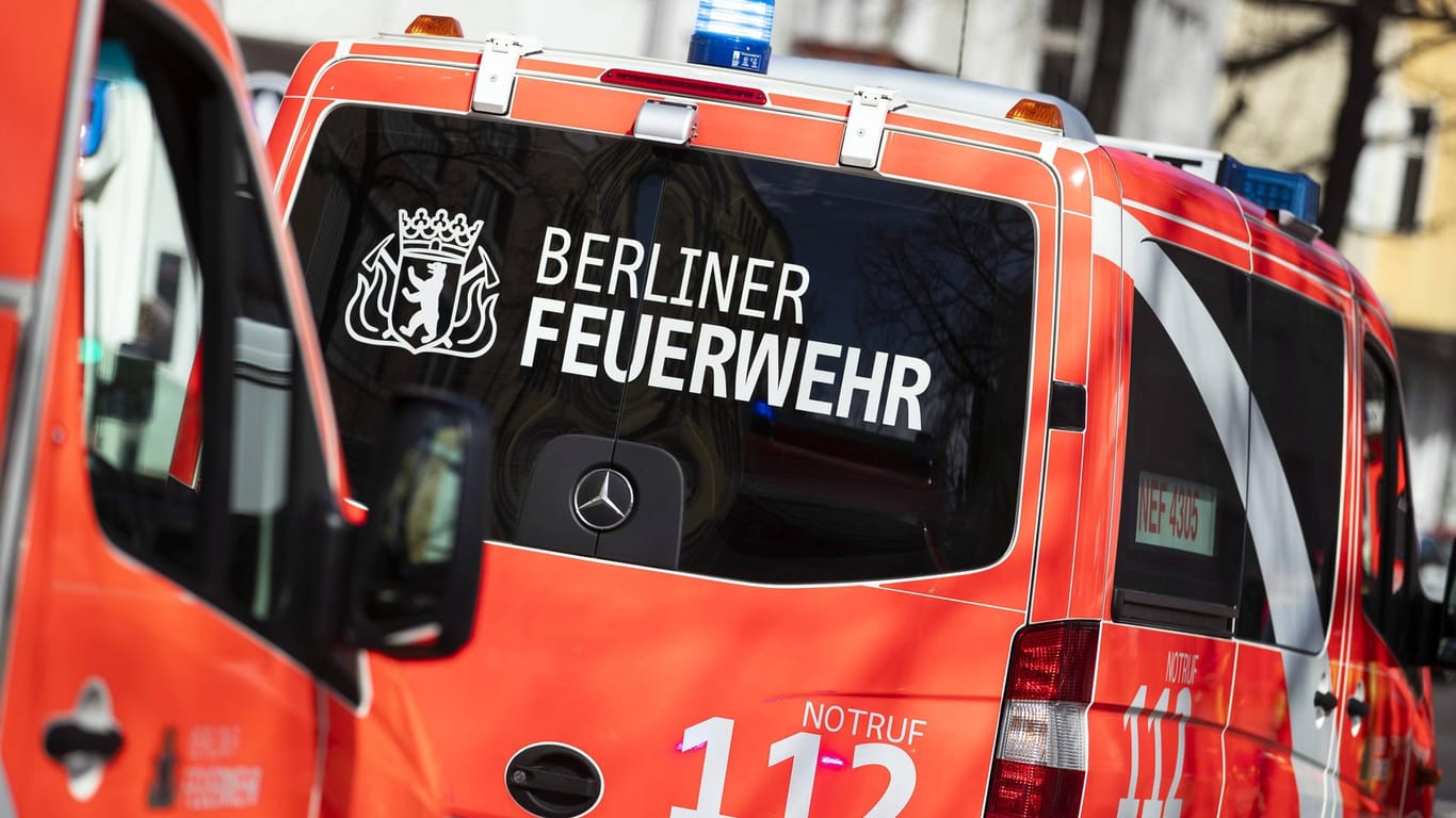 Feuerwehrwagen in Berlin: Wegen Brandstiftung ermittelt die Polizei gegen zwei junge Mädchen.
