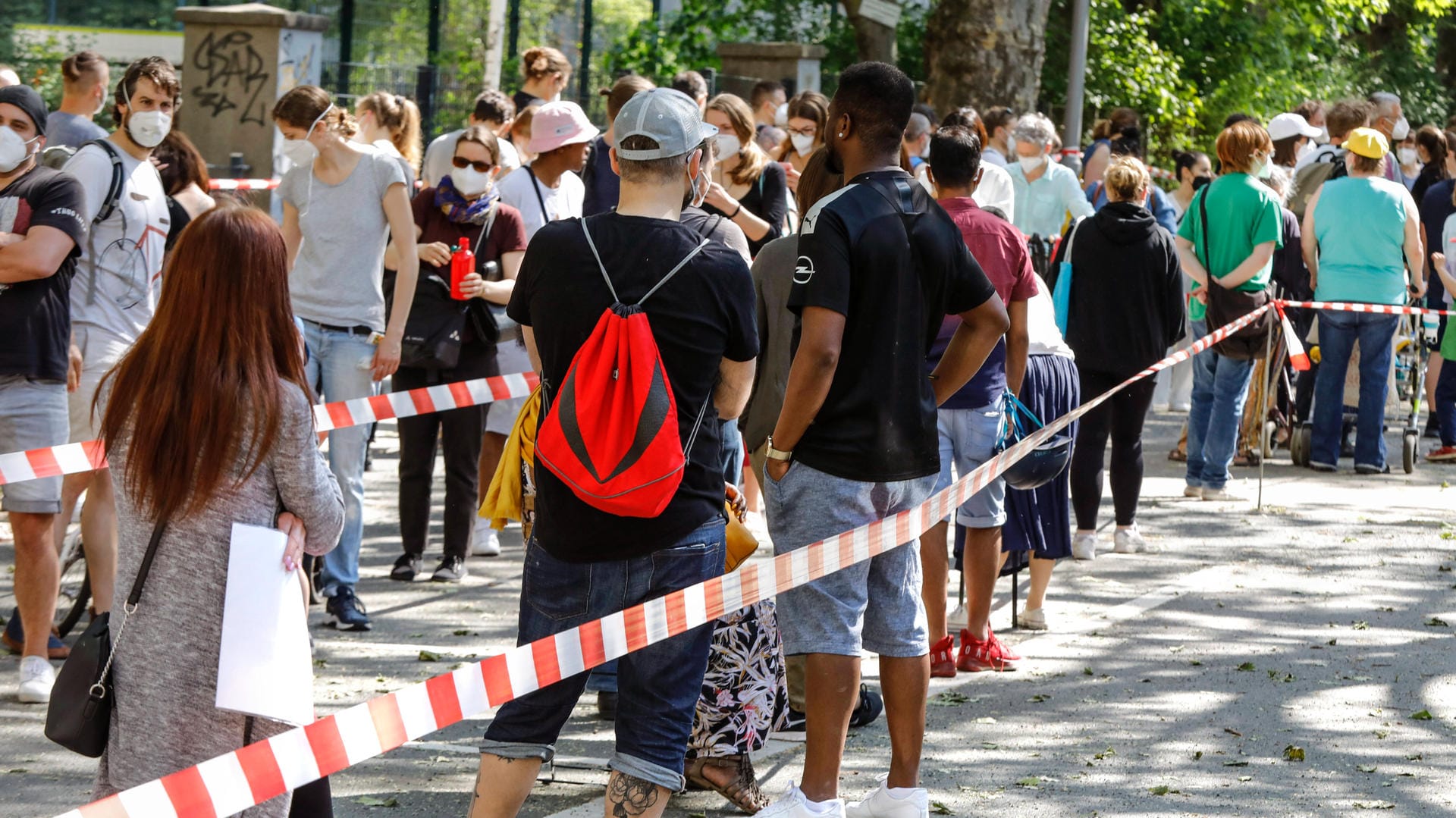 Schwerpunktimpfung im Kiez: Impflinge stehen in einer langen Warteschlange an der Prignitz Schule in Schöneberg. Jetzt ist ein Kiez in Mitte an der Reihe. Schwerpunktimpfung im Kiez: Impflinge stehen in einer langen Warteschlange an der Prignitz Schule in Schöneberg. Jetzt ist ein Kiez in Mitte an der Reihe.