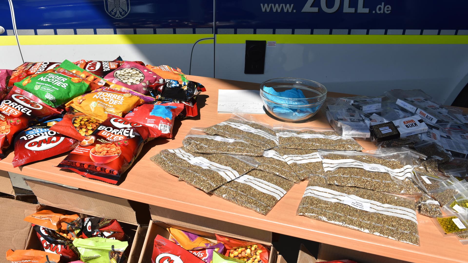Sichergestellte Drogen in Snacktüten: Sowohl Cannabissamen als auch Ecstasy sind in einer Rekordmenge gefunden worden.
