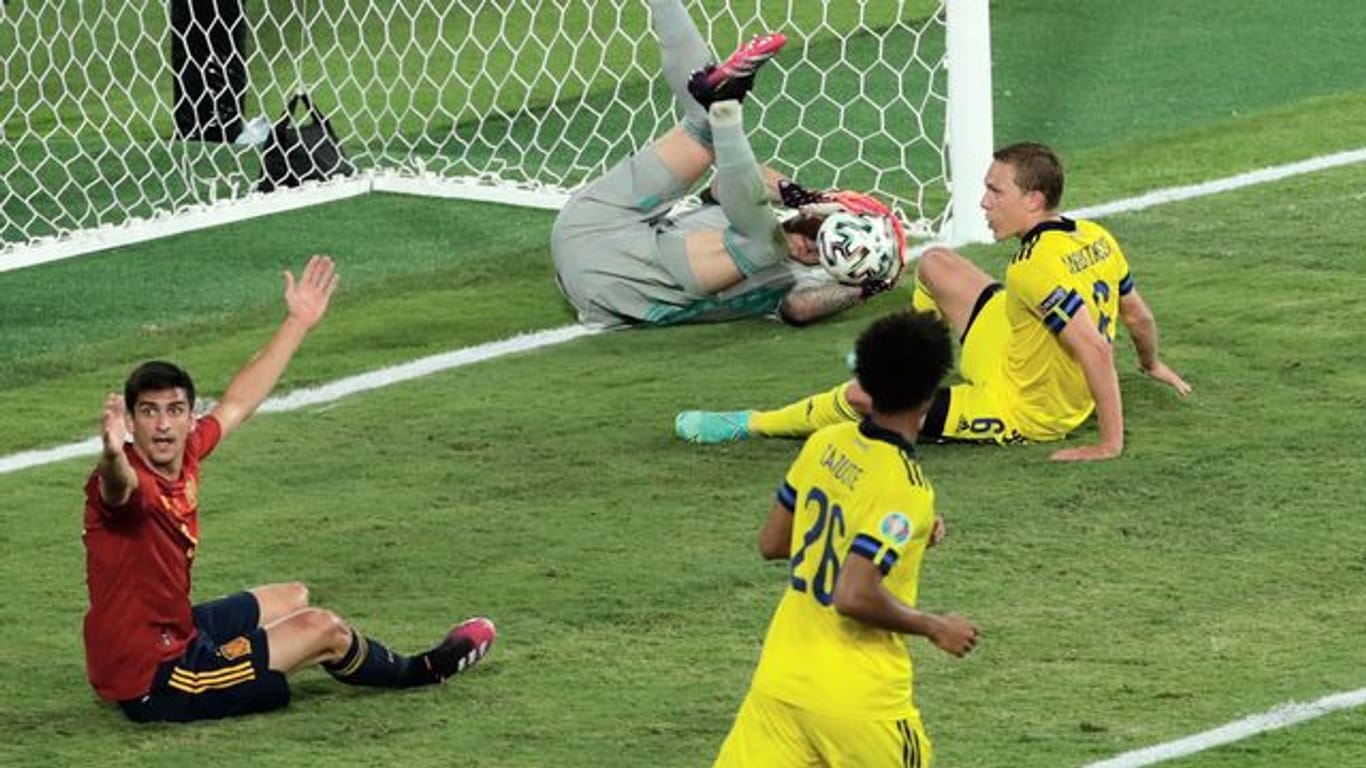 Pariert: Schweden-Keeper Robin Olsen klΓ€rt gegen Spaniens Alvaro Morata. Pariert: Schweden-Keeper Robin Olsen klΓ€rt gegen Spaniens Alvaro Morata.