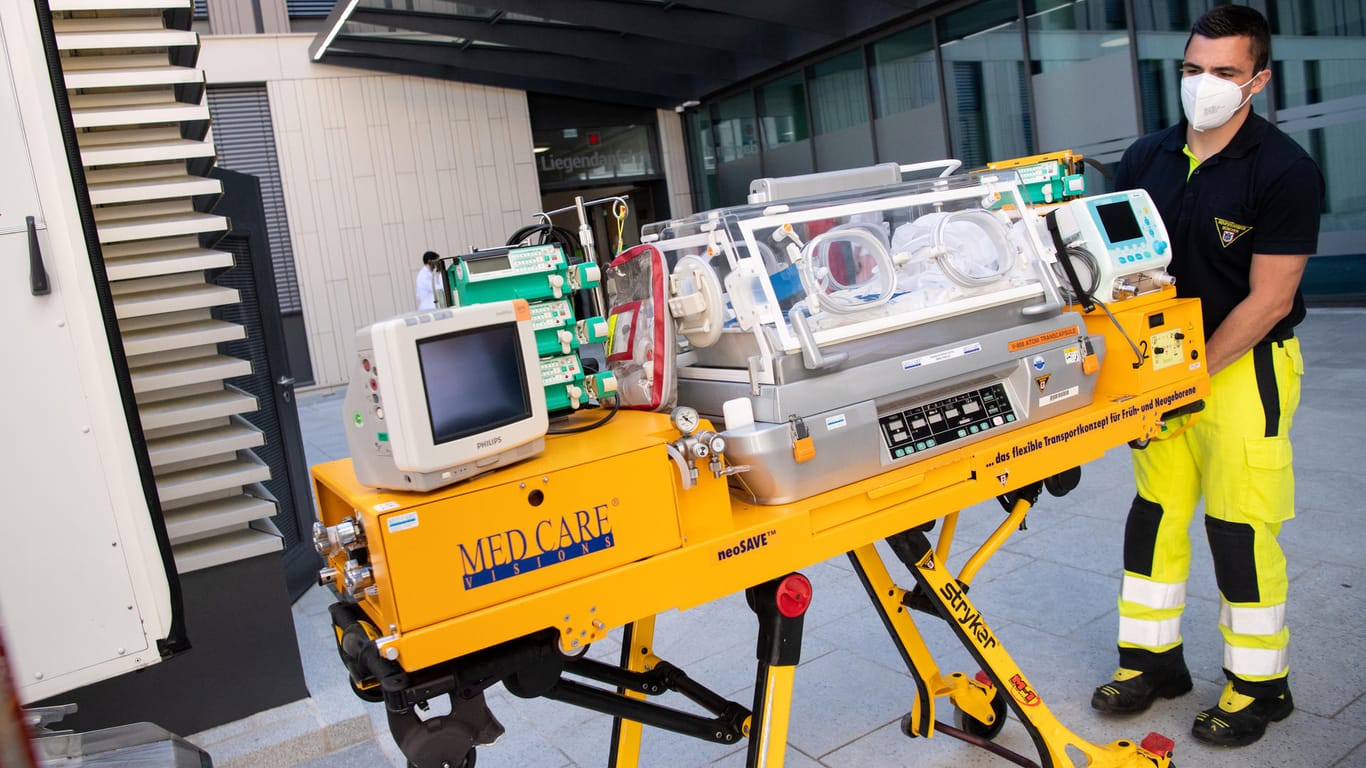 Ein Mitarbeiter lädt vor der neue LMU Klinik Innenstadt einen Inkubator für Frühchen in einen Krankenwagen: Das interdisziplinäre Universitätsklinikum in der Innenstadt startet mit der Patientenversorgung.