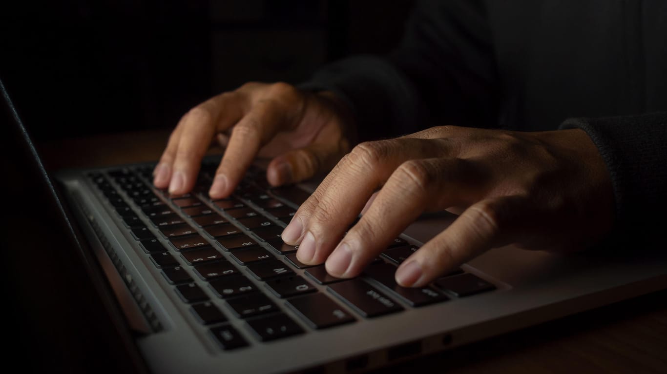 Ein Mann an einem Rechner (Symbolbild): Erpresser attackieren immer wieder wichtige Unternehmen.