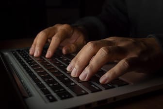 Ein Mann an einem Rechner (Symbolbild): Erpresser attackieren immer wieder wichtige Unternehmen.