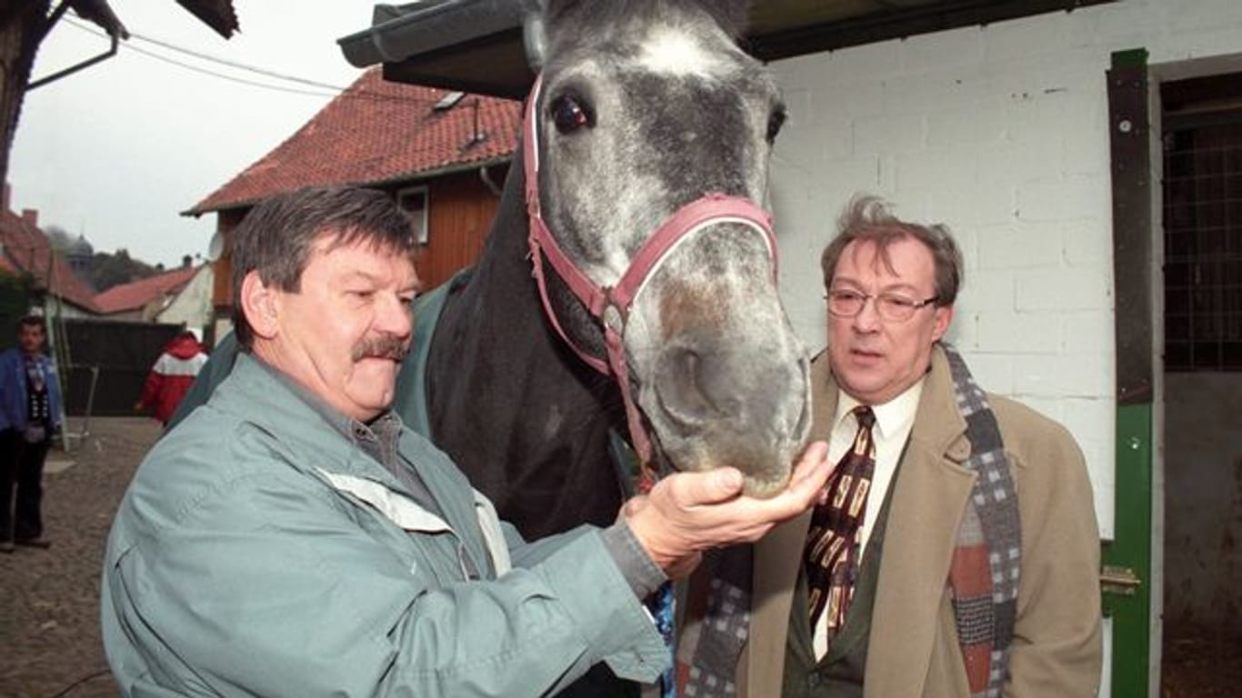 Jaecki Schwarz (r) und sein Kollege Wolfgang Winkler 1995 bei den Dreharbeiten zum "Polizeiruf 110 - Der Pferdemörder".