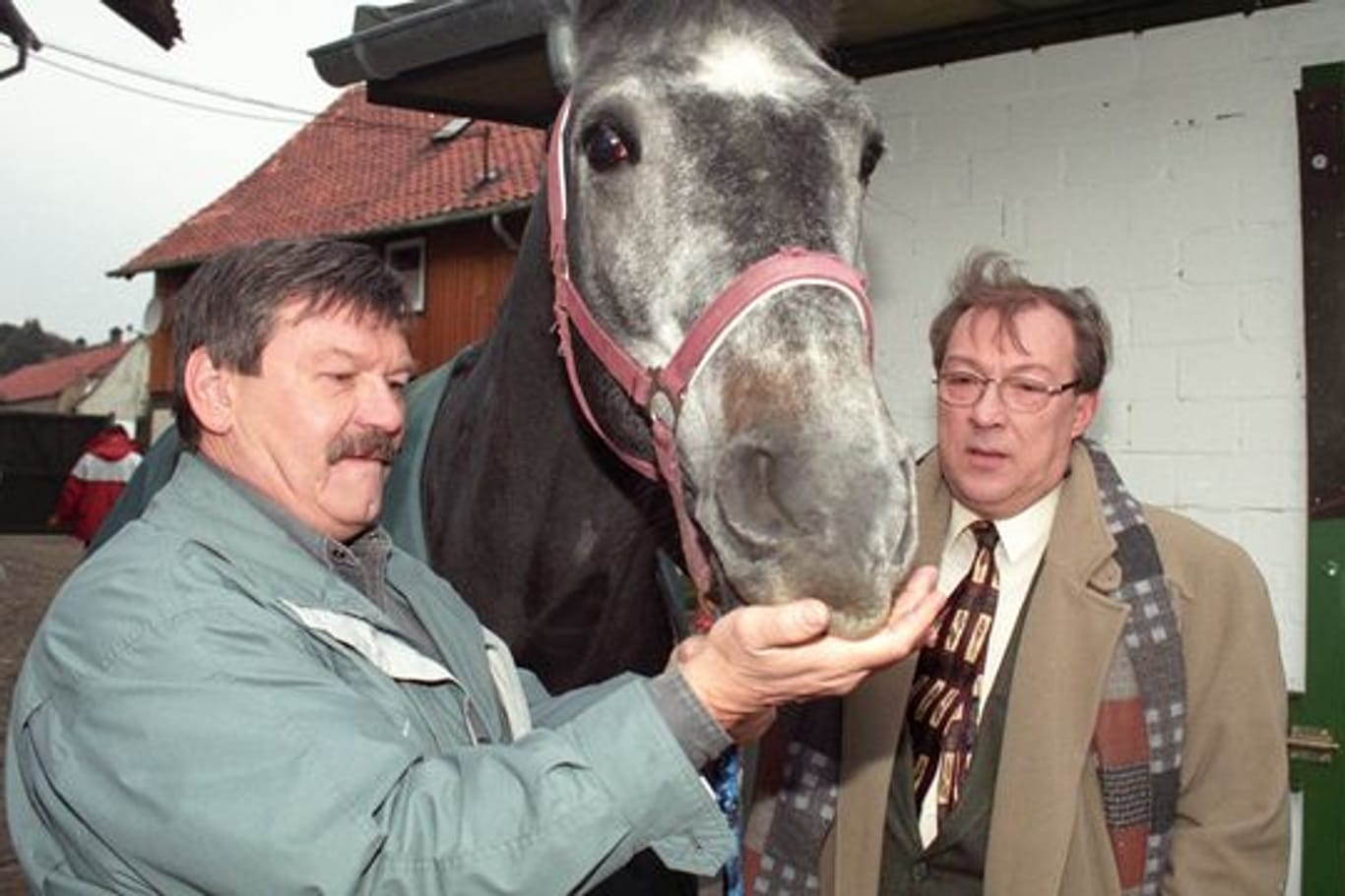 Jaecki Schwarz (r) und sein Kollege Wolfgang Winkler 1995 bei den Dreharbeiten zum "Polizeiruf 110 - Der Pferdemörder".