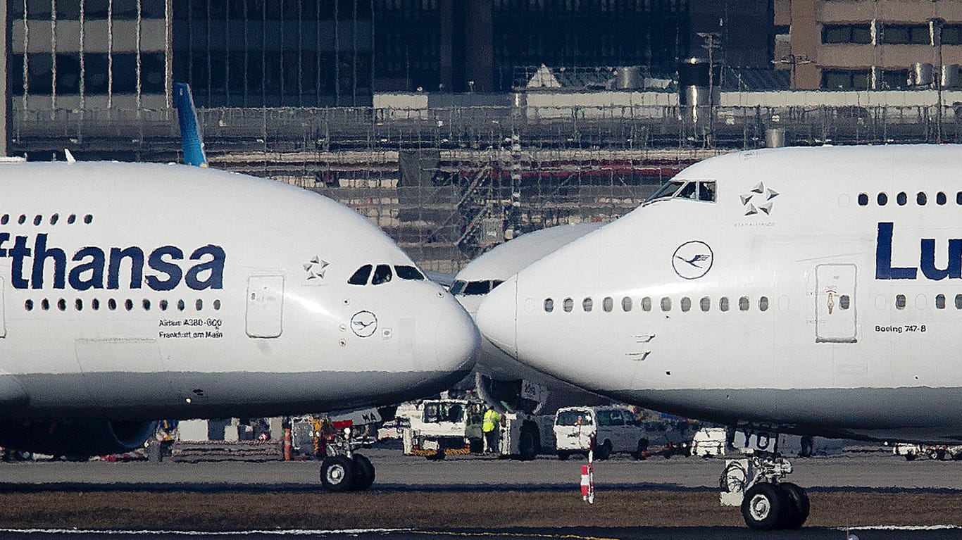 Eine Airbus A380 und eine Boeing 747 (Symbolbild): Die EU und USA streiten um Subventionen für die Flugzeugbauer.