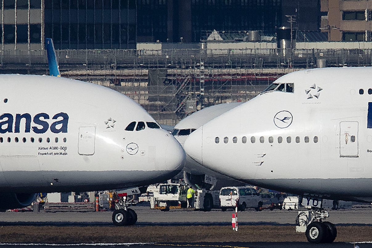 Eine Airbus A380 und eine Boeing 747 (Symbolbild): Die EU und USA streiten um Subventionen für die Flugzeugbauer.