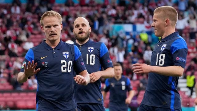 Joel Pohjanpalo (l) will mit Finnland ins EM-Achtelfinale.