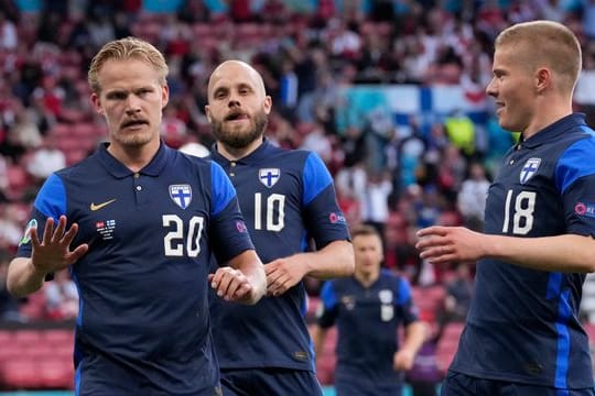 Joel Pohjanpalo (l) will mit Finnland ins EM-Achtelfinale.