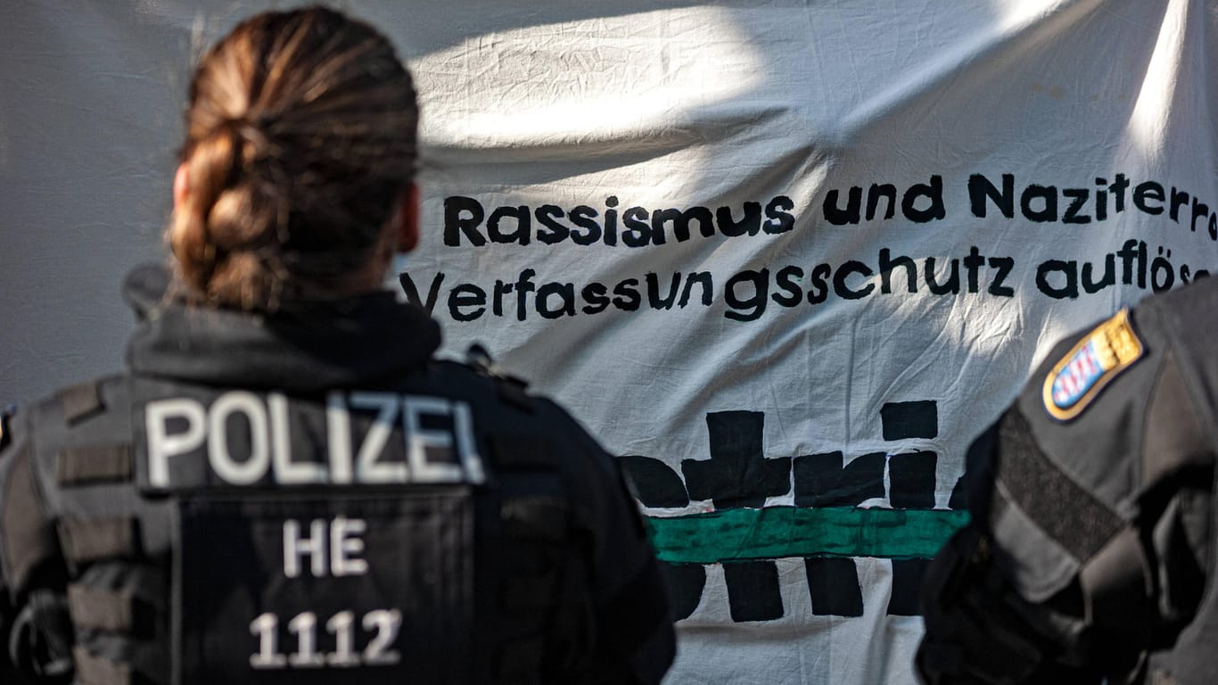 Zwei Beamte bei einer Demonstration gegen rechte Strukturen bei der Polizei: Nach der Entdeckung rechtsextremer Chats musste das Frankfurter SEK aufgelöst werden – nun ziehen die Verbliebenen um.