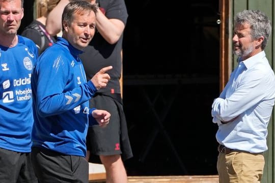 Kronprinz Frederik von Dänemark (r) schaute beim dänischen Training vorbei und sprach mit Trainer Kasper Hjulmand.