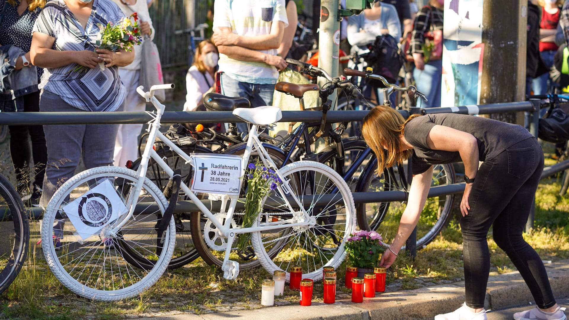 Mahnwache für eine am 14.05.2021 tödlich verletzte 38-jährige Radfahrerin: Sie starb, weil ein Transporter den Radweg blockierte. Sie wich aus und wurde von einem LKW erfasst. Mahnwache für eine am 14.05.2021 tödlich verletzte 38-jährige Radfahrerin: Sie starb, weil ein Transporter den Radweg blockierte. Sie wich aus und wurde von einem LKW erfasst.