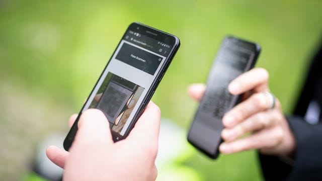 Für das digitale Impfzertifikat gilt, was auch beim gelben Heft gilt: Man zeigt es nicht jedem - und teilt keine Bilder davon über Social Media. Für das digitale Impfzertifikat gilt, was auch beim gelben Heft gilt: Man zeigt es nicht jedem - und teilt keine Bilder davon über Social Media.