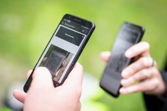 Für das digitale Impfzertifikat gilt, was auch beim gelben Heft gilt: Man zeigt es nicht jedem - und teilt keine Bilder davon über Social Media.