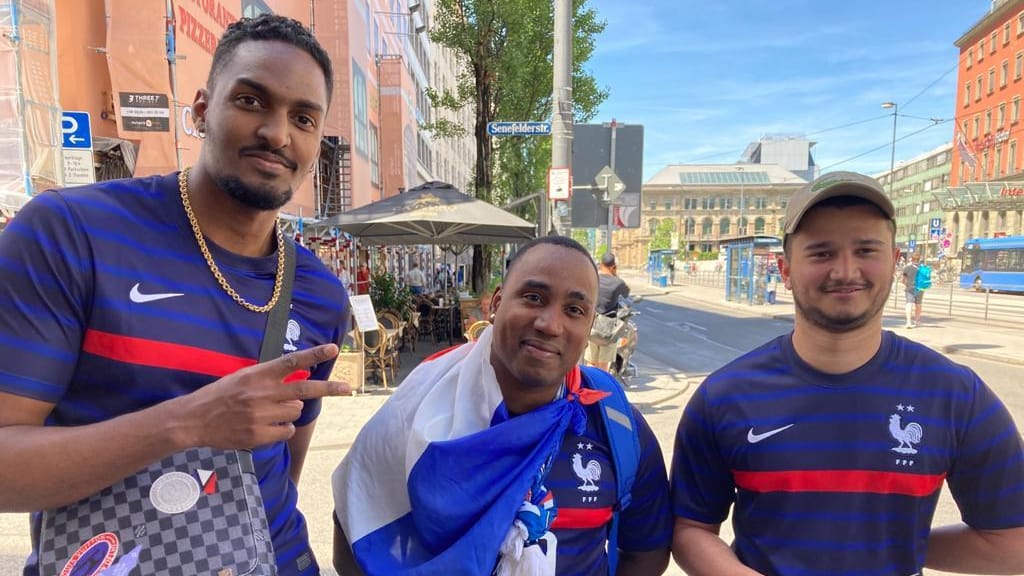 Jonathan (24), Dominique (37) und Lache (21/v. l. n. r.): Sie glauben an einen Frankreich-Sieg gegen Deutschland.