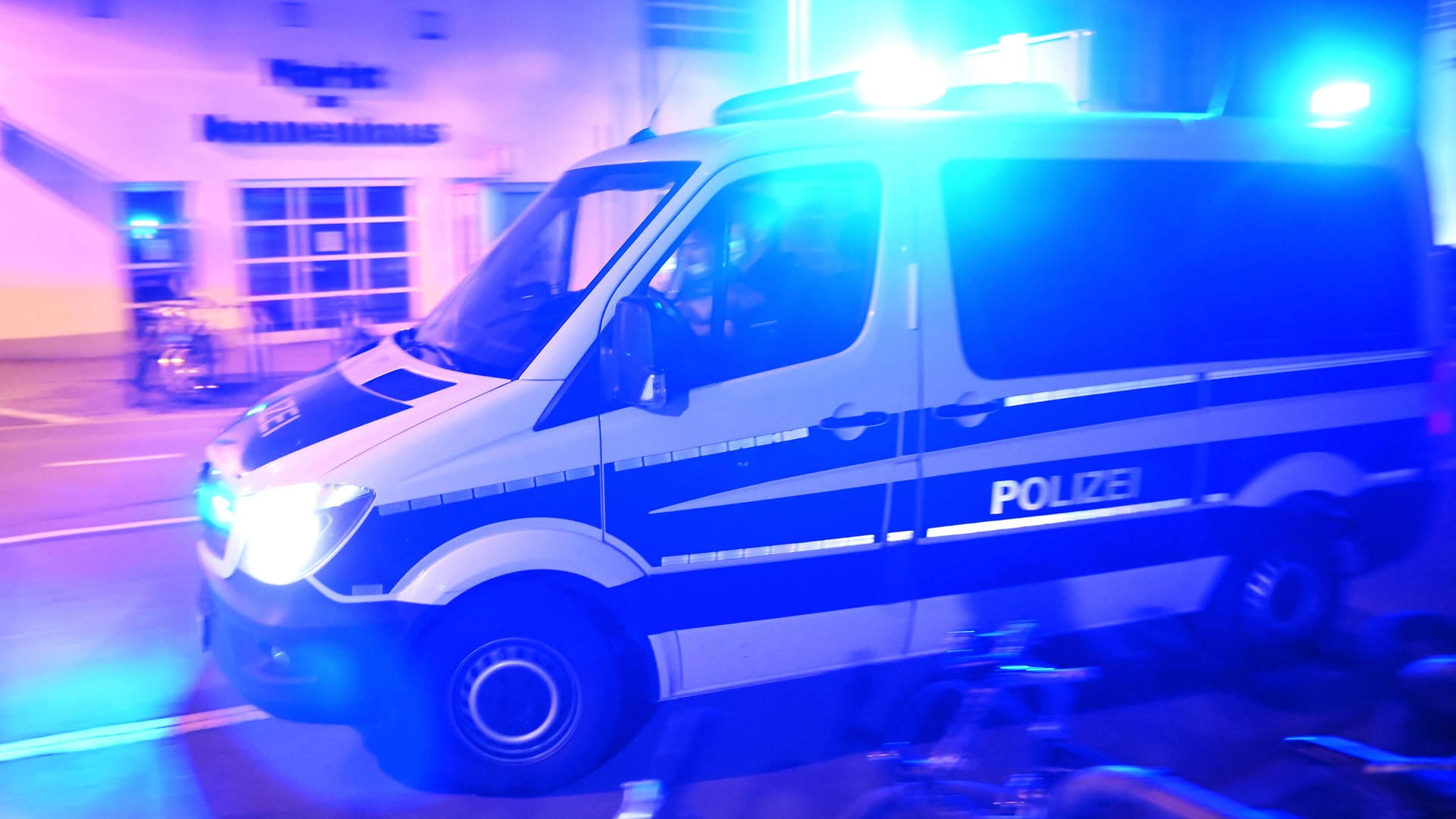 Ein Polizeiauto im Einsatz (Symbolbild): Die Polizei sucht weiter nach dem bisher unbekannten Täter. Ein Polizeiauto im Einsatz (Symbolbild): Die Polizei sucht weiter nach dem bisher unbekannten Täter.