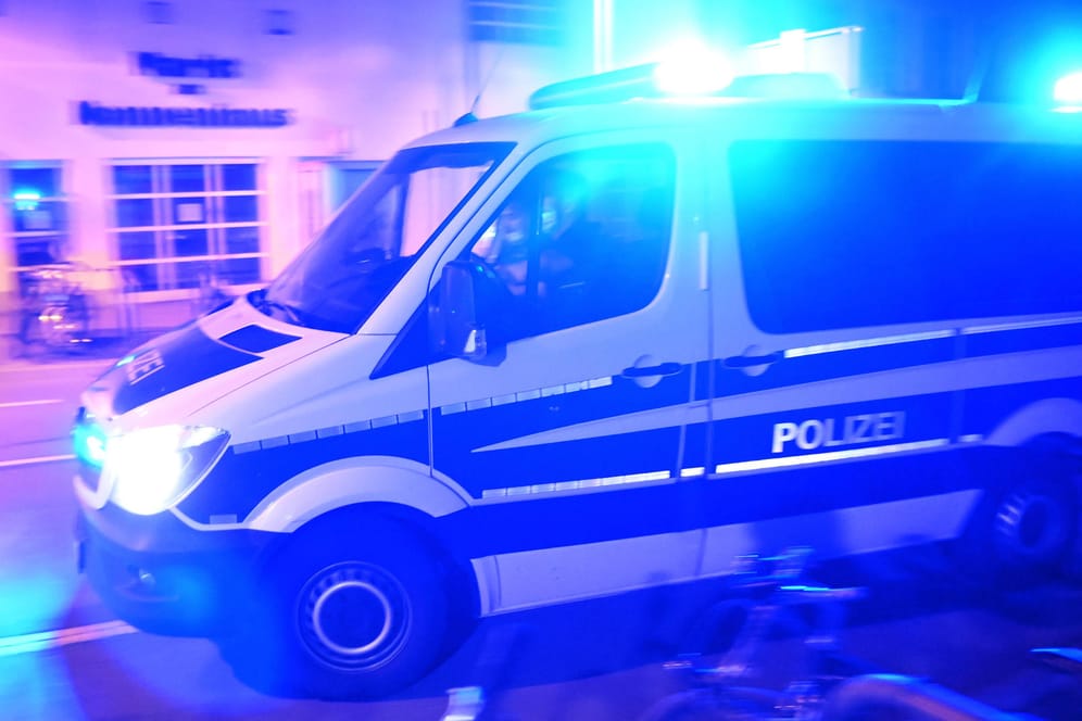 Ein Polizeiauto im Einsatz (Symbolbild): Die Polizei sucht weiter nach dem bisher unbekannten Täter.