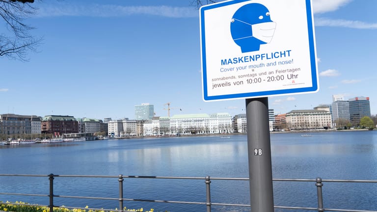 Ein Schild weist auf die Maskenpflicht in Hamburg hin (Archivbild): In den meisten Bereichen der Stadt wird die Pflicht zum Tragen einer Maske aufgehoben.